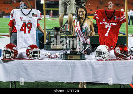 Honolulu, Hawaii. Le 24 décembre, 2017. 24 décembre 2017 - Miss Texas Bowl 2017 Bailey Lum pose avec les trophées au cours de l'action entre les fresno State Bulldogs et le Houston Cougers au 2017 Pennsylvania bol sur le champ d'Hawaiian Airlines à l'Aloha Stadium d'Honolulu, HI. Glenn Yoza/ crédit CSM : Cal Sport Media/Alamy Live News Banque D'Images