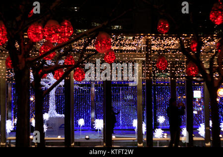 Yorkville, Toronto, Canada. Dec 25, 2017. Les personnes qui prennent des photos de lumières de Noël de Yorkville Holiday Magic 2017 la veille de Noël, le 24 décembre 2017. Credit : CharlineXia/Alamy Live News Banque D'Images