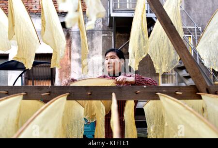 Taizhou, Zhejiang Province de la Chine. Le 24 décembre, 2017. Fang Yanfen sari caillé peau à Xiajie Village de Xianju Comté, Taizhou City, Zhejiang Province de Chine orientale, le 24 décembre 2017. Le caillé est une peau de Taizhou snack traditionnel. Credit : Wang Huabin/Xinhua/Alamy Live News Banque D'Images