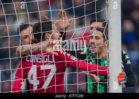 Reggio Emilia, Italie. 26Th Dec 2017. Andrea Consigli (Sassuolo) Football/soccer : Sassuolo gardien Andrea Consigli (2L) célèbre après avoir enregistré un mort au cours de l'Italien 'Serie' un match entre US Sassuolo 1-0 Inter Milan au stade Mapei - Citta del Tricolore à Reggio Emilia, Italie . Credit : Maurizio Borsari/AFLO/Alamy Live News Banque D'Images