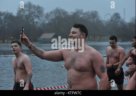 Londres, Royaume-Uni. Dec 25, 2017. Un membre de la Garde écossaise prend un bain après avoir terminé les selfies, membres du Scots Guards nager le cours avant le départ en masse. Jour de Noël annuel nager Serpentine dans Hyde Park.Ce Noël nager est 100 cours de triage pour les Peter Pan Cup. Il a eu lieu chaque Noël depuis 1864. Credit : JOHNNY ARMSTEAD/Alamy Live News Banque D'Images