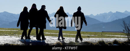 Bad Toelz, Allemagne. Le 24 décembre, 2017. Promeneurs sur un chemin d'admirer le paysage alpin près de Bad Toelz, Allemagne, 24 décembre 2017. Credit : Tobias Hase/dpa/Alamy Live News Banque D'Images