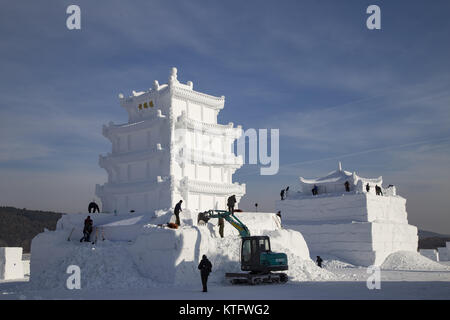 23 décembre 2017 - Changchun, Changchun, Chine - CHANGCHUN, Chine 23 décembre 2017 :(usage éditorial uniquement. Chine OUT) ..Des sculptures de neige spectaculaires peuvent être vus au Jingyue Lake Park à Changchun, Jilin Province du nord-est de la Chine, 23 décembre 2017. (Crédit Image : © SIPA l'Asie via Zuma sur le fil) Banque D'Images