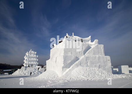 23 décembre 2017 - Changchun, Changchun, Chine - CHANGCHUN, Chine 23 décembre 2017 :(usage éditorial uniquement. Chine OUT) ..Des sculptures de neige spectaculaires peuvent être vus au Jingyue Lake Park à Changchun, Jilin Province du nord-est de la Chine, 23 décembre 2017. (Crédit Image : © SIPA l'Asie via Zuma sur le fil) Banque D'Images