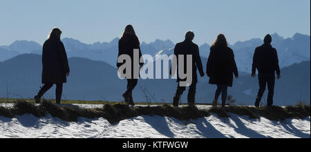 Bad Toelz, Allemagne. Le 24 décembre, 2017. Promeneurs sur un chemin d'admirer le paysage alpin près de Bad Toelz, Allemagne, 24 décembre 2017. Credit : Tobias Hase/dpa/Alamy Live News Banque D'Images