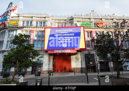 Manchester UK ; 25. Décembre 2017 : les habitants de la rue de Manchester à Manchester le jour de Noël. Un témoin lumineux sur le Printworks, anciennement bureaux du Manchester Guardian, la publicité que Manchester City Council plan pour faire face à la question des sans-abri dans la région de Manchester. Des dizaines de sans-abri de la rue passer Noël Jour recroquevillé dans shop les portes. Plusieurs passants se sont arrêtés pour parler avec eux, certains propose du café et des aliments à partir de branches à proximité de Starbucks tandis qu'une mère et sa fille garé leur van dans Piccadilly pour distribuer des vêtements aux sans-abri à l'arrière de leur van. Banque D'Images