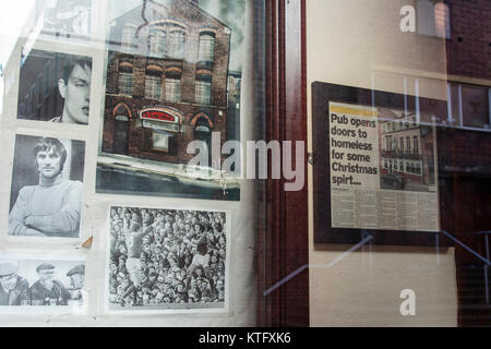 Manchester UK ; 25. Décembre 2017 : les habitants de la rue de Manchester à Manchester le jour de Noël. Coupure de presse affichée dans l'entrée de la vieille publicité Nags Head leur offre à la rue dans la ville. Des dizaines de sans-abri de la rue passer Noël Jour recroquevillé dans shop les portes. Plusieurs passants se sont arrêtés pour parler avec eux, certains propose du café et des aliments à partir de branches à proximité de Starbucks tandis qu'une mère et sa fille garé leur van dans Piccadilly pour distribuer des vêtements aux sans-abri à l'arrière de leur van. Crédit : Dave Ellison/Alamy Live News Banque D'Images