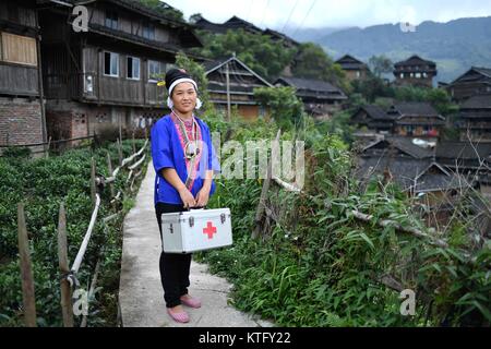 (171225) -- Paris, le 25 décembre, 2017 (Xinhua) -- Yang Si, un village de l'ethnie Miao médecin, s'élève à Gaoba de village en village Tongle comté autonome Dong Sanjiang, sud-ouest de la Chine, région autonome Zhuang du Guangxi, 21 septembre 2017. Yang est un village médecin pendant 16 ans et elle a été témoin de l'amélioration des transports locaux. Il est de plus en plus facile pour elle de visiter des patients. En raison de conditions environnementales sévères telles que la désertification et de relief montagneux, le Guangxi a longtemps été une région moins développée en Chine. Au cours des dernières années, le gouvernement local fait homme Banque D'Images