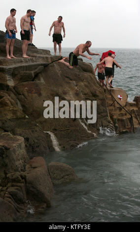 Sandycove, Irlande. Le 25 décembre 2017. Les gens prennent part à la tradition annuelle de sauter dans le quarante pieds, un bain de mer, dans Sandycove, Co Dublin. Crédit photo : Laura Hutton/Alamy Live News. Banque D'Images