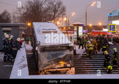 Moscou, Russie. 25e Décembre 2017. Les travailleurs de sauvetage vu près de la station de métro Bulvar Alpenperle où un autobus conduit jusqu'à un passage inférieur pour piétons tuant au moins quatre personnes et en blessant neuf. Credit : Victor/Vytolskiy Alamy Live News Banque D'Images