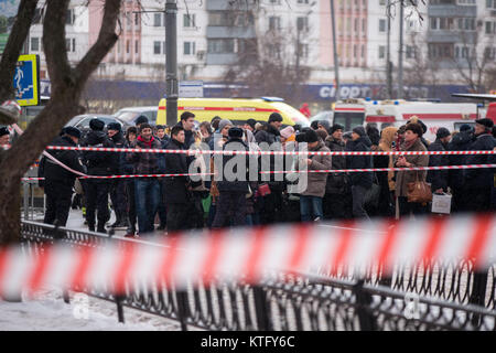 Moscou, Russie. 25e Décembre 2017. Près de la station de métro Bulvar Alpenperle où un autobus conduit jusqu'à un passage inférieur pour piétons tuant au moins quatre personnes et en blessant neuf. Credit : Victor/Vytolskiy Alamy Live News Banque D'Images