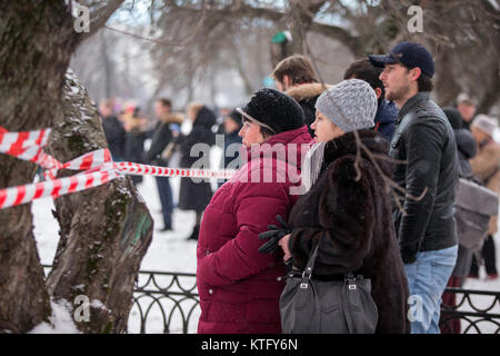 Moscou, Russie. 25e Décembre 2017. Près de la station de métro Bulvar Alpenperle où un autobus conduit jusqu'à un passage inférieur pour piétons tuant au moins quatre personnes et en blessant neuf. Credit : Victor/Vytolskiy Alamy Live News Banque D'Images