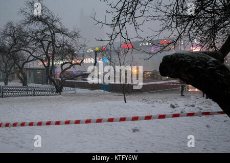 Moscou, Russie. 25e Décembre 2017. Près de la station de métro Bulvar Alpenperle où un autobus conduit jusqu'à un passage inférieur pour piétons tuant au moins quatre personnes et en blessant neuf. Credit : Victor/Vytolskiy Alamy Live News Banque D'Images