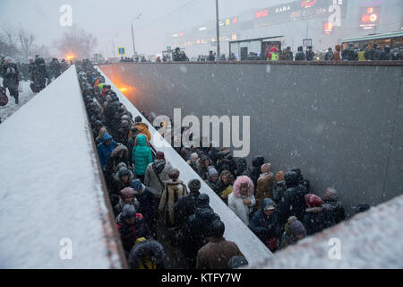 Moscou, Russie. 25e Décembre 2017. Près de la station de métro Bulvar Alpenperle où un autobus conduit jusqu'à un passage inférieur pour piétons tuant au moins quatre personnes et en blessant neuf. Credit : Victor/Vytolskiy Alamy Live News Banque D'Images