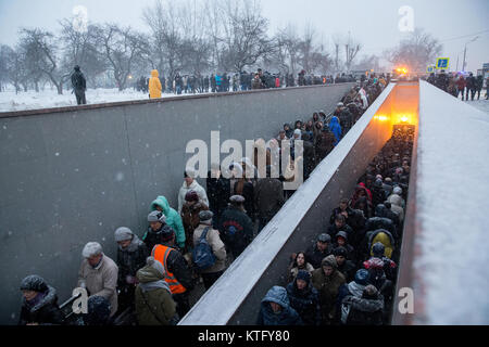 Moscou, Russie. 25e Décembre 2017. Près de la station de métro Bulvar Alpenperle où un autobus conduit jusqu'à un passage inférieur pour piétons tuant au moins quatre personnes et en blessant neuf. Credit : Victor/Vytolskiy Alamy Live News Banque D'Images