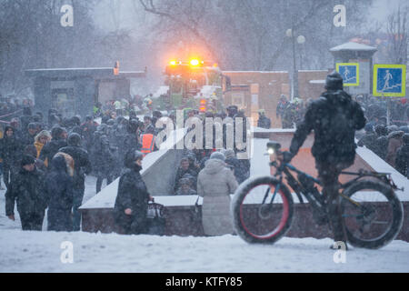 Moscou, Russie. 25e Décembre 2017. Près de la station de métro Bulvar Alpenperle où un autobus conduit jusqu'à un passage inférieur pour piétons tuant au moins quatre personnes et en blessant neuf. Credit : Victor/Vytolskiy Alamy Live News Banque D'Images