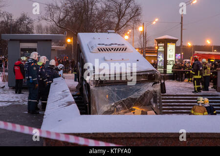 Moscou, Russie. 25e Décembre 2017. Les travailleurs de sauvetage vu près de la station de métro Bulvar Alpenperle où un autobus conduit jusqu'à un passage inférieur pour piétons tuant au moins quatre personnes et en blessant neuf. Credit : Victor/Vytolskiy Alamy Live News Banque D'Images