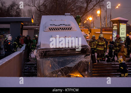 Moscou, Russie. 25e Décembre 2017. Les travailleurs de sauvetage vu près de la station de métro Bulvar Alpenperle où un autobus conduit jusqu'à un passage inférieur pour piétons tuant au moins quatre personnes et en blessant neuf. Credit : Victor/Vytolskiy Alamy Live News Banque D'Images