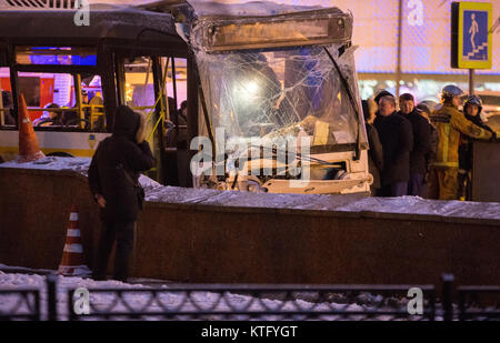 Moscou, Russie. 25e Décembre 2017. Les travailleurs de sauvetage vu près de la station de métro Bulvar Alpenperle où un autobus conduit jusqu'à un passage inférieur pour piétons tuant au moins quatre personnes et en blessant neuf. Credit : Victor/Vytolskiy Alamy Live News Banque D'Images