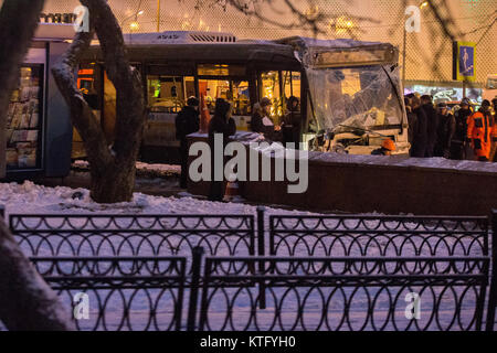 Moscou, Russie. 25e Décembre 2017. Les travailleurs de sauvetage vu près de la station de métro Bulvar Alpenperle où un autobus conduit jusqu'à un passage inférieur pour piétons tuant au moins quatre personnes et en blessant neuf. Credit : Victor/Vytolskiy Alamy Live News Banque D'Images