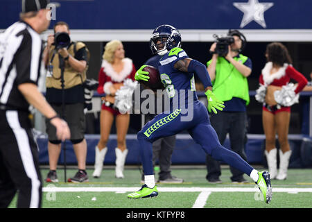 Arlington, Texas, USA. Le 24 décembre, 2017. Seattle Seahawks Justin évoluait Coleman (28) retourne une interception pour un touché lors d'un match de football américain NFL entre les Seattle Seahawks et les Dallas Cowboys à AT&T Stadium à Arlington, au Texas. Shane Roper/CSM/Alamy Live News Banque D'Images