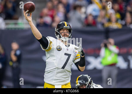 Houston, TX, USA. Dec 25, 2017. Pittsburgh Steelers quarterback Ben Roethlisberger (7) passe au cours du 1er trimestre d'un jeu de football américain NFL entre les Houston Texans et les Pittsburgh Steelers à NRG Stadium à Houston, TX. Trask Smith/CSM/Alamy Live News Banque D'Images