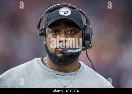 Houston, TX, USA. Dec 25, 2017. Pittsburgh Steelers l'entraîneur-chef Mike Tomlin durant le 1er trimestre d'un jeu de football américain NFL entre les Houston Texans et les Pittsburgh Steelers à NRG Stadium à Houston, TX. Trask Smith/CSM/Alamy Live News Banque D'Images