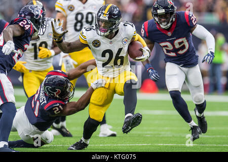 Houston, TX, USA. Dec 25, 2017. Pittsburgh Steelers d'utiliser de nouveau le'Ueon Bell (26) porte la balle au cours du 1er trimestre d'un jeu de football américain NFL entre les Houston Texans et les Pittsburgh Steelers à NRG Stadium à Houston, TX. Trask Smith/CSM/Alamy Live News Banque D'Images