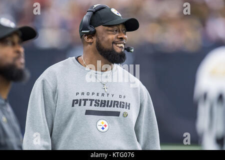 Houston, TX, USA. Dec 25, 2017. Pittsburgh Steelers l'entraîneur-chef Mike Tomlin sourit au cours du 1er trimestre d'un jeu de football américain NFL entre les Houston Texans et les Pittsburgh Steelers à NRG Stadium à Houston, TX. Trask Smith/CSM/Alamy Live News Banque D'Images