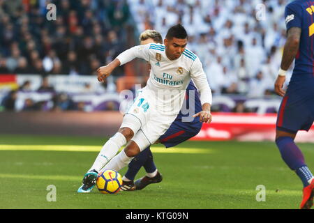 Madrid, Espagne. 26Th Dec 2017. Casemiro (Real) Football/soccer : "La Liga espagnole Santander' match entre le Real Madrid CF 0-3 FC Barcelone au Santiago Bernabeu à Madrid, Espagne . Credit : Mutsu Kawamori/AFLO/Alamy Live News Banque D'Images