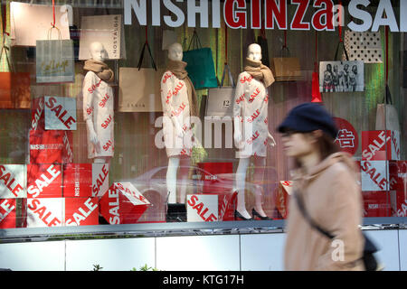 Tokyo, Japon. Déc 26, 2017. Un piéton passe devant une aparel shop à Tokyo le Mardi, Décembre 26, 2017. Indice des prix à la consommation du Japon a augmenté de 0,9 pour cent en novembre, l'augmentation de 11e mois consécutif, le gouvernement a annoncé le 26 décembre. Credit : Yoshio Tsunoda/AFLO/Alamy Live News Banque D'Images