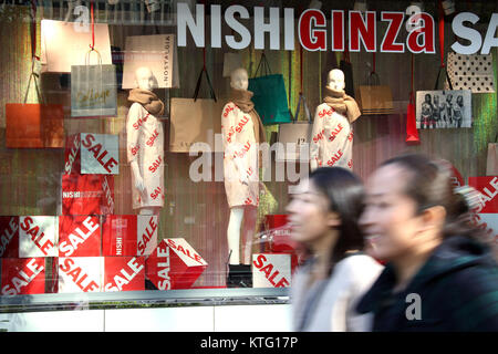 Tokyo, Japon. Déc 26, 2017. Les piétons passent avant qu'un aparel shop à Tokyo le Mardi, Décembre 26, 2017. Indice des prix à la consommation du Japon a augmenté de 0,9 pour cent en novembre, l'augmentation de 11e mois consécutif, le gouvernement a annoncé le 26 décembre. Credit : Yoshio Tsunoda/AFLO/Alamy Live News Banque D'Images