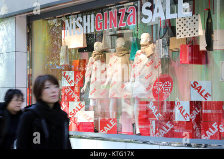 Tokyo, Japon. Déc 26, 2017. Les piétons passent avant qu'un aparel shop à Tokyo le Mardi, Décembre 26, 2017. Indice des prix à la consommation du Japon a augmenté de 0,9 pour cent en novembre, l'augmentation de 11e mois consécutif, le gouvernement a annoncé le 26 décembre. Credit : Yoshio Tsunoda/AFLO/Alamy Live News Banque D'Images