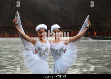 Luoyang, Luoyang, Chine. 26Th Dec 2017. Luoyang, Chine 23 décembre 2017 :(usage éditorial uniquement. Chine OUT) .huit danseurs du Ballet du Lac des cygnes effectuer sur la surface d'un lac gelé de Luoyang, province du Henan en Chine centrale, 23 décembre 2017. Crédit : SIPA Asie/ZUMA/Alamy Fil Live News Banque D'Images