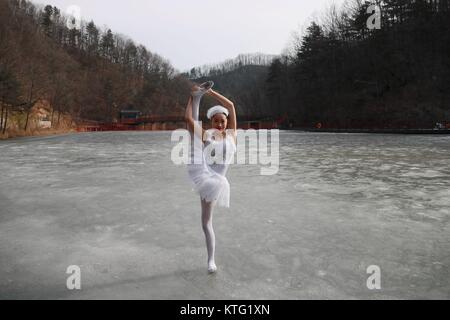 Luoyang, Luoyang, Chine. 26Th Dec 2017. Luoyang, Chine 23 décembre 2017 :(usage éditorial uniquement. Chine OUT) .huit danseurs du Ballet du Lac des cygnes effectuer sur la surface d'un lac gelé de Luoyang, province du Henan en Chine centrale, 23 décembre 2017. Crédit : SIPA Asie/ZUMA/Alamy Fil Live News Banque D'Images