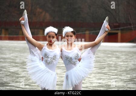 Luoyang, Luoyang, Chine. 26Th Dec 2017. Luoyang, Chine 23 décembre 2017 :(usage éditorial uniquement. Chine OUT) .huit danseurs du Ballet du Lac des cygnes effectuer sur la surface d'un lac gelé de Luoyang, province du Henan en Chine centrale, 23 décembre 2017. Crédit : SIPA Asie/ZUMA/Alamy Fil Live News Banque D'Images