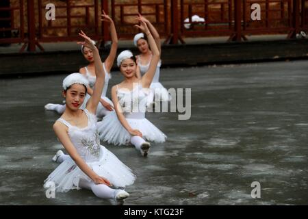 Luoyang, Luoyang, Chine. 26Th Dec 2017. Luoyang, Chine 23 décembre 2017 :(usage éditorial uniquement. Chine OUT) .huit danseurs du Ballet du Lac des cygnes effectuer sur la surface d'un lac gelé de Luoyang, province du Henan en Chine centrale, 23 décembre 2017. Crédit : SIPA Asie/ZUMA/Alamy Fil Live News Banque D'Images