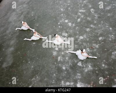 Luoyang, Luoyang, Chine. 26Th Dec 2017. Luoyang, Chine 23 décembre 2017 :(usage éditorial uniquement. Chine OUT) .huit danseurs du Ballet du Lac des cygnes effectuer sur la surface d'un lac gelé de Luoyang, province du Henan en Chine centrale, 23 décembre 2017. Crédit : SIPA Asie/ZUMA/Alamy Fil Live News Banque D'Images