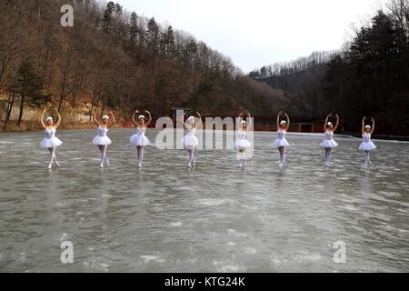 Luoyang, Luoyang, Chine. 26Th Dec 2017. Luoyang, Chine 23 décembre 2017 :(usage éditorial uniquement. Chine OUT) .huit danseurs du Ballet du Lac des cygnes effectuer sur la surface d'un lac gelé de Luoyang, province du Henan en Chine centrale, 23 décembre 2017. Crédit : SIPA Asie/ZUMA/Alamy Fil Live News Banque D'Images