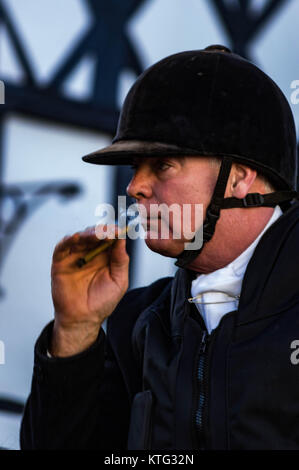 Leominster, UK. Déc 26, 2017. Un chasseur de bouffées d'un cigare comme des centaines de personnes se retrouvent dans le carré de maïs Leominster pour regarder la rencontre traditionnelle des 99 ans de l'Herefordshire chasser le lendemain de Noël en Leominster le 26 décembre 2017. Crédit : Jim Wood/Alamy Live News Banque D'Images