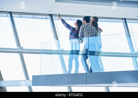 Le commerce, la technologie, le démarrage et les gens heureux - concept d'affaires international creative team en tenant au bureau selfies Banque D'Images