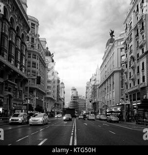 Madrid, Espagne - 5 mai 2017 la rue Gran Vía dans le coucher du soleil Banque D'Images