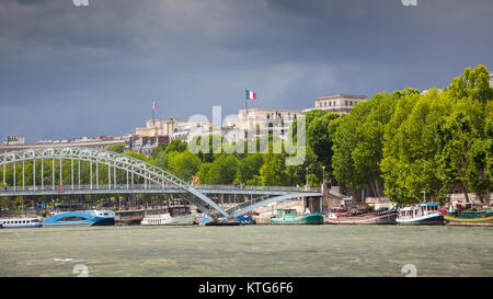 PARIS, FRANCE - Le 8 juin 2012 : bateaux amarrés le long de la Seine à Paris, avec les nuages de tempête dans l'arrière-plan. Banque D'Images