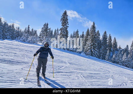 Pente de ski de montagne sur une journée ensoleillée. Paysage de montagne d'hiver Banque D'Images