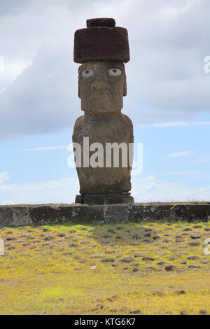 Tahai moai statues en pierre ou à Hanga Roa la capitale de l'île de Pâques ou rapa nui Banque D'Images