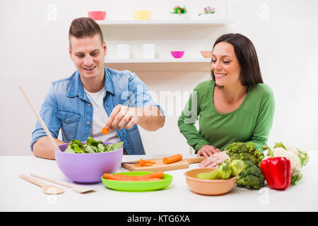 Jeune couple dans leur cuisine. Banque D'Images