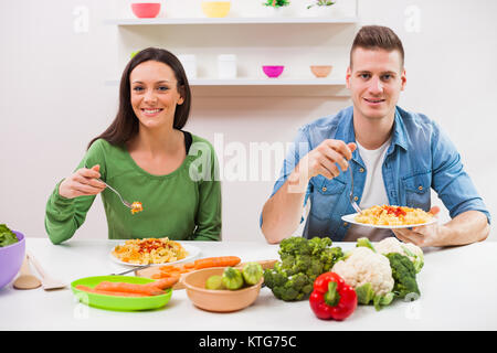 Jeune couple dans leur cuisine. Banque D'Images