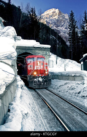 CP Rail fret intermodal dirigé par loco 9840 westbound en hiver sort du portail inférieur Tunnel Upper Spiral à Yoho National Park Banque D'Images