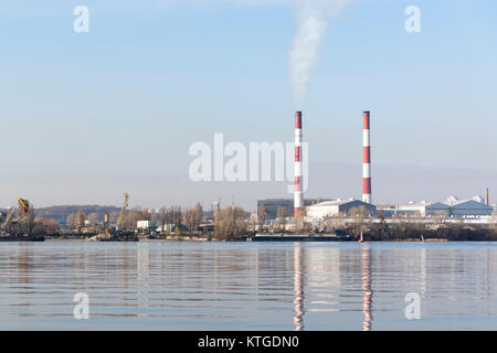 Deux cheminées de fumeurs de PPT sur la rive du fleuve Banque D'Images