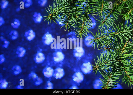 Décoré avec des boules colorées sur un arbre de Noël, floue et mousseux fond fabuleux. Banque D'Images